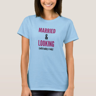 Camiseta Casado y mirando (con la ayuda del marido) la