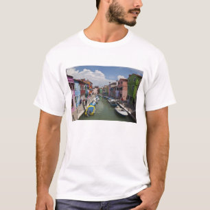 Camiseta Casas coloridas a lo largo del canal en la isla de