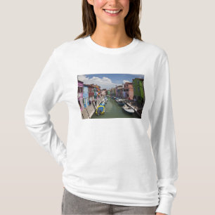 Camiseta Casas coloridas a lo largo del canal en la isla de
