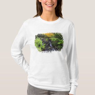 Camiseta Cascada borrosa de la roca, árboles verdes y