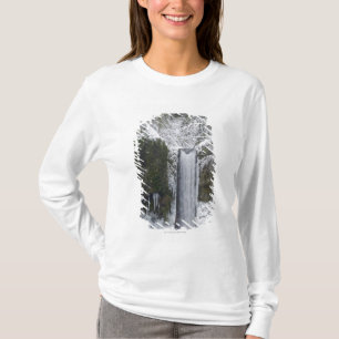 Camiseta Cascada borrosa rodeada por un bosque Nevado