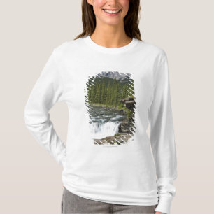 Camiseta Cascadas con la repisa de la roca y una montaña