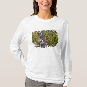 Camiseta Cascadas dramáticas de aguas bravas en otoño en el