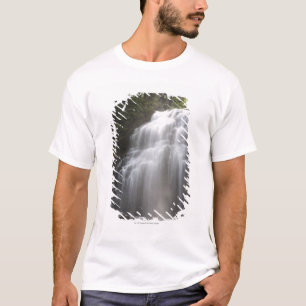 Camiseta Cascadas que fluyen abajo de un acantilado de la