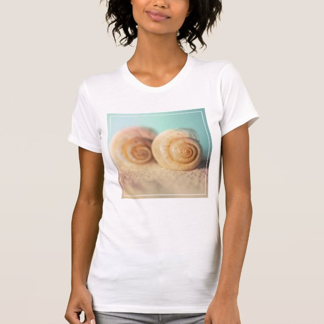 Camiseta Cáscaras del nautilus en la playa (Anverso)