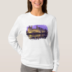 Camiseta Castillo de Caernarfon, de noche, Gwynedd, Gales