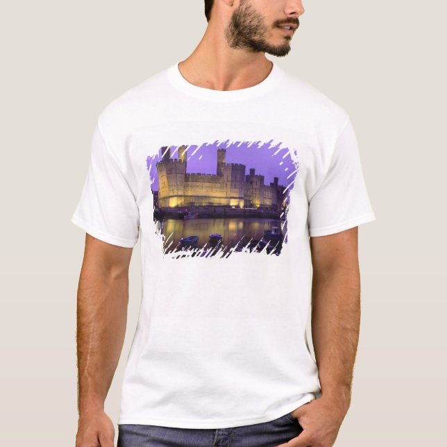 Camiseta Castillo de Caernarfon, de noche, Gwynedd, Gales (Anverso)