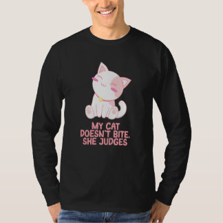 Camiseta Cat Doesnt Bite She Judges Cat Mom Sarcastic Cat D