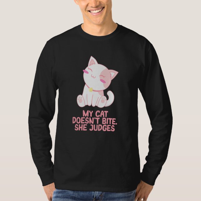Camiseta Cat Doesnt Bite She Judges Cat Mom Sarcastic Cat D (Anverso)