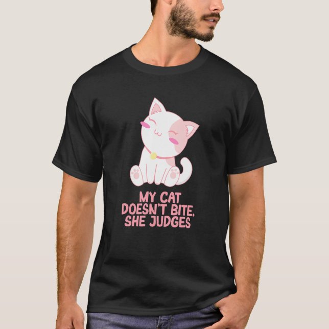 Camiseta Cat Doesnt Bite She Judges Cat Mom Sarcastic Cat D (Anverso)