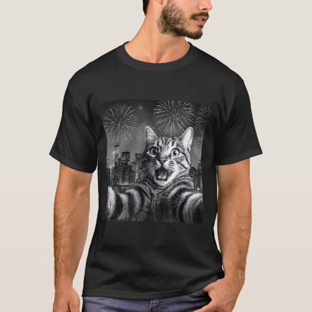 Camiseta Cat Selfie With Firework In The City Funny Happy N (Anverso)