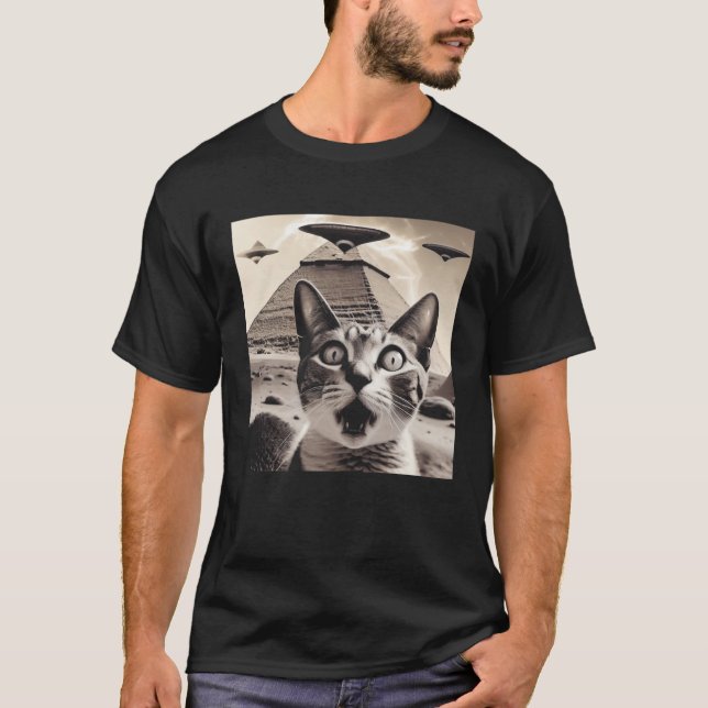 Camiseta Cat UAPs Incident UFO Egypt Pyramids Aliens (Anverso)