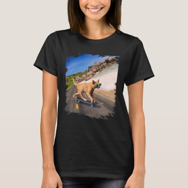 Camiseta Cat with sunglasses on skateboard on the beach (Anverso)