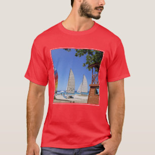 Camiseta Catamaranes y soporte del salvavidas en la playa