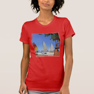 Camiseta Catamaranes y soporte del salvavidas en la playa