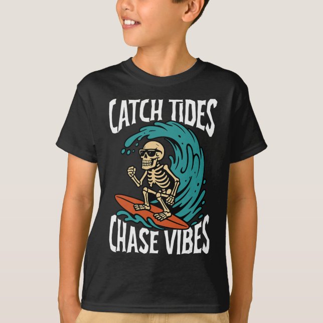 Camiseta Catch Tides Chase Vibes Skeleton Surfer Beach  (Anverso)
