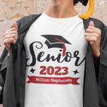Camiseta Categoría superior del año de graduación 2023<br><div class="desc">Celebra tu año de graduación con esta moderna camiseta con una tipografía contemporánea "Senior 2023" en negro y rojo, decorada con un gorro negro de graduación con un tassel rojo; personalizar fácilmente esta camiseta con tu año de graduación y nombre editando los campos de plantilla. Esta camiseta es parte de...</div>