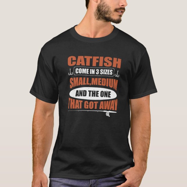 Camiseta Catfish Come In 3 Sizes Catfish Hunter (Anverso)