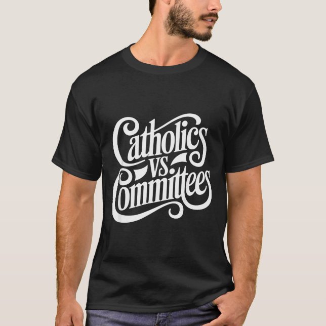Camiseta Catholics Vs Committees Funny Homour Sarcastic Say (Anverso)