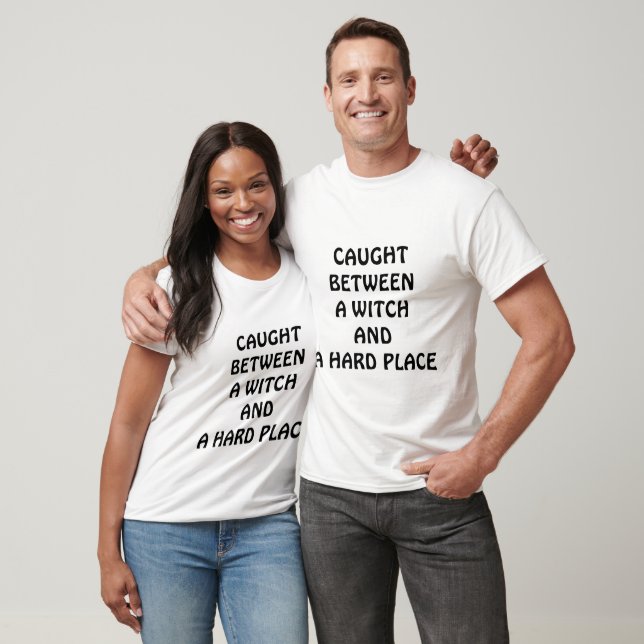 CAMISETA CAUGHT BETWEEN A WITCH AND A HARD PLACE (Unisexo)