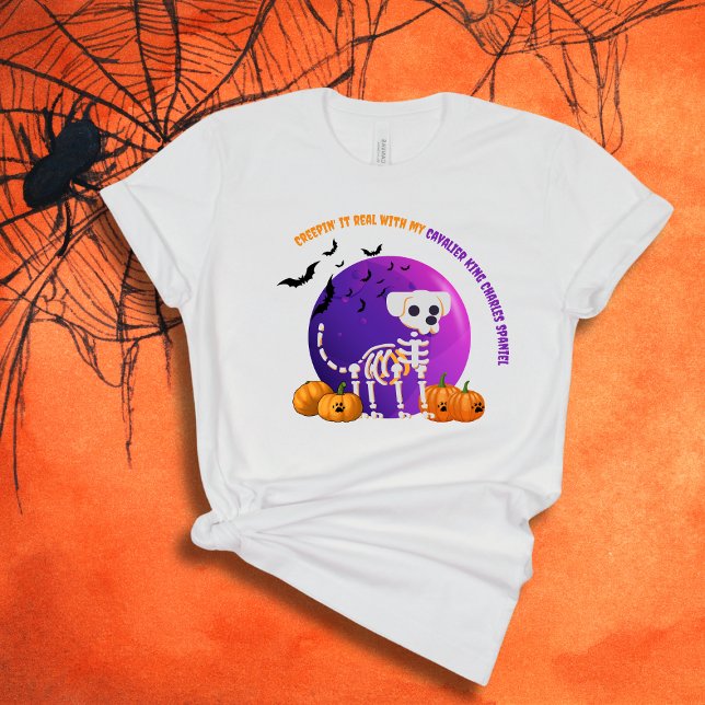 Camiseta Cavalier King Charles Spaniel Halloween (Spooky Halloween t-shirt with a dog skeleton, full moon, pumpkins, bats, and your favorite dog breed)