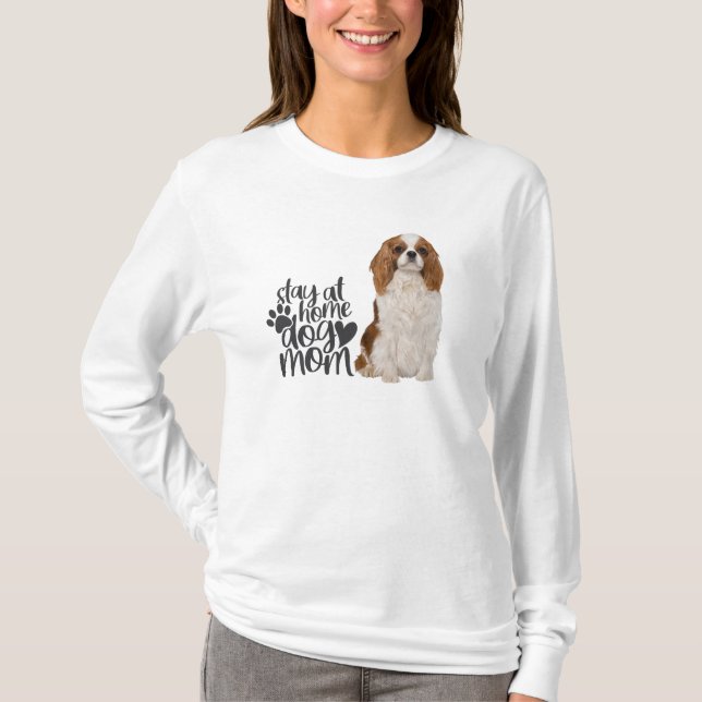 Camiseta Cavalier King Charles Spaniel-Stay In Home Dog Mom (Anverso)