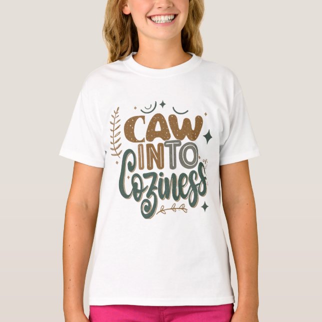 Camiseta "Caw into Coziness." en varios colores. (Anverso)
