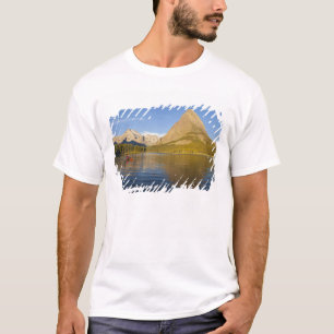 Camiseta Cayaking en el lago Swiftcurrent al amanecer en el
