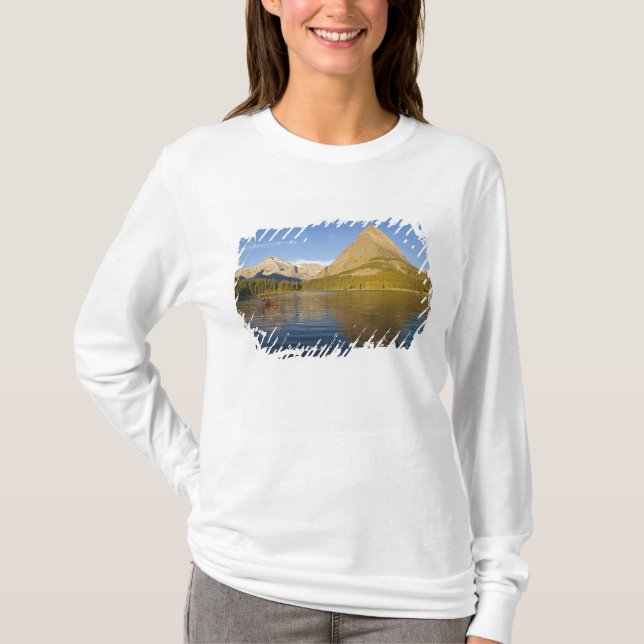 Camiseta Cayaking en el lago Swiftcurrent al amanecer en el (Anverso)