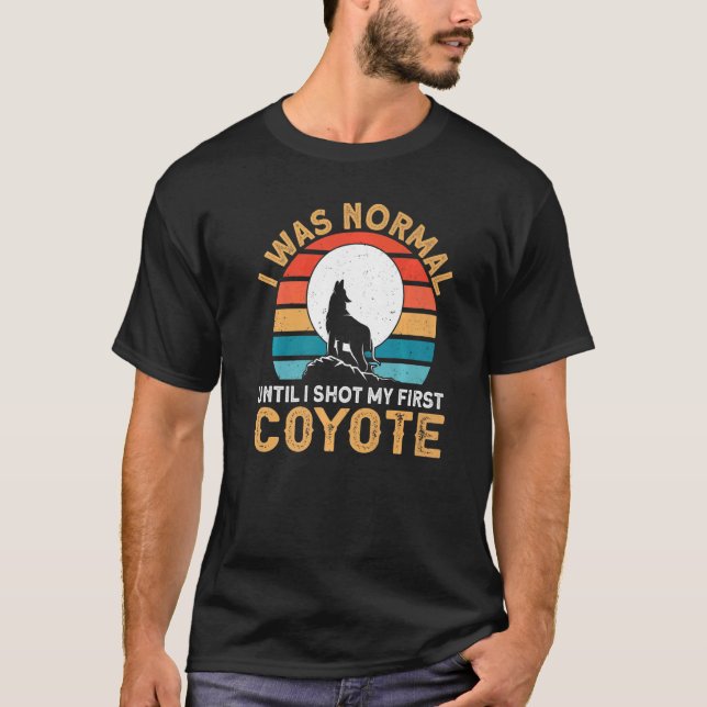 Camiseta Caza de Coyote Era normal hasta que disparé mi pri (Anverso)