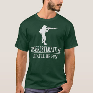 Camiseta Cazando me subestima, empoderamiento de las mujere