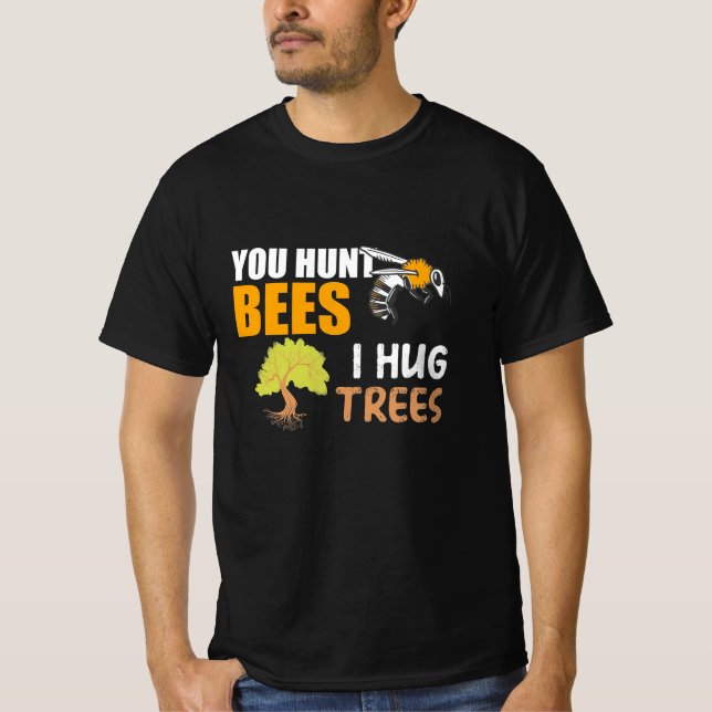 Camiseta Cazas abejas que abraza árboles (Anverso)