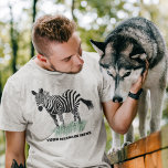 Camiseta Cebra en el Ilustracion realista de la hierba<br><div class="desc">Este gráfico muestra un ilustracion de una cebra de pie en alguna hierba verde y está listo para ser personalizado con su propio eslogan o mensaje a continuación.</div>
