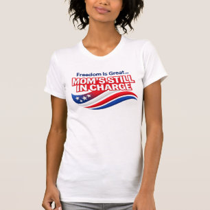 Camiseta Celebra a Mamá con humor y estilo patriótico usand