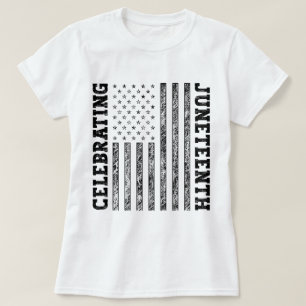 Camiseta Celebrando la deteriorada bandera estadounidense d