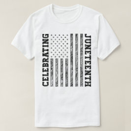 Camiseta Celebrando la deteriorada bandera estadounidense d