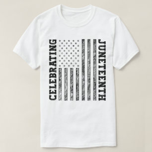 Camiseta Celebrando la deteriorada bandera estadounidense d