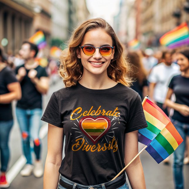 Camiseta Celebrar el degradado del corazón de la diversidad (Subido por el creador)
