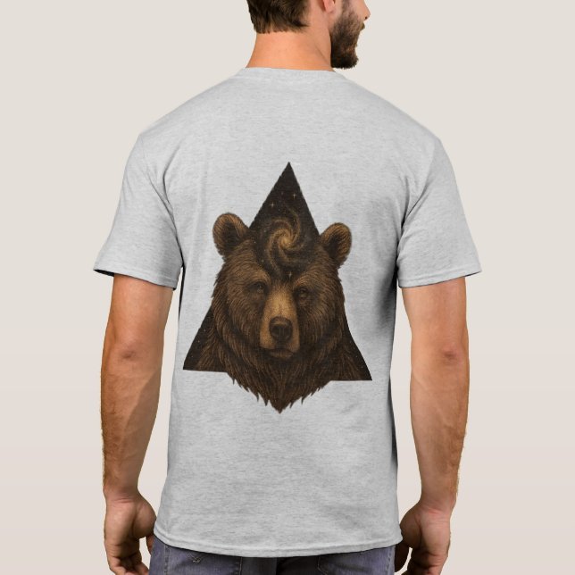 Camiseta CELESTIAL INSTINCT – The Bear Who Holds the Stars (Reverso)