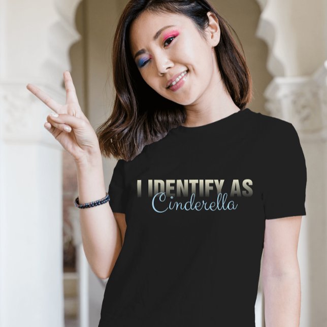 Camiseta Cenicienta sarcástica (Fun “I Identify as Cinderella” tee – perfect for princess vibes, dreamers, and fairy tale fans)