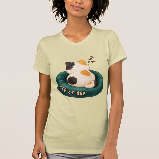 Camiseta "CEO de la siesta" Gato durmiendo en el sofá (Anverso)