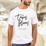 Camiseta Cepillo Chic de Moda Negro Equipo de Aseo Script<br><div class="desc">Camiseta con las palabras "Team Groom" en elegante letra negra de pincel de moda que es perfecta para los padrinos y los mejores hombres. Para otros artículos coincidentes,  vea aquí https://www.zazzle.com/collections/119250194970828530?rf=238364477188679314</div>