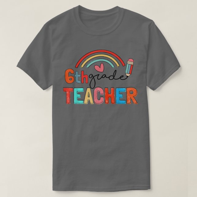 Camiseta Cepillo de plumas crudo arcoiris 6° grado profesor (Diseño del anverso)