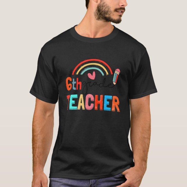 Camiseta Cepillo de plumas crudo arcoiris 6° grado profesor (Anverso)