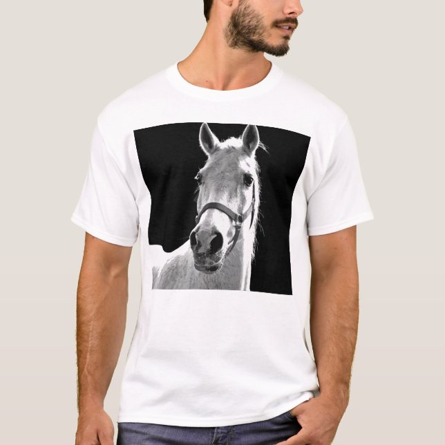 Camiseta Cerco del caballo blanco negro en la noche (Anverso)