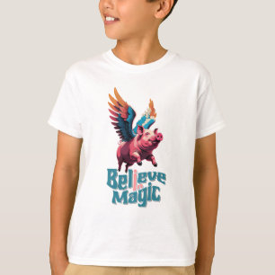 Camiseta Cerdo lindo con alas coloridas   Creer en la magia