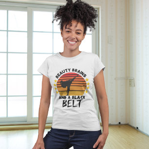 Camiseta Cerebros de Belleza y Un Cinturon Negro de Karate