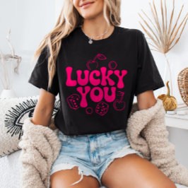 Camiseta Cerezas y Dados Rosados Calientes y2k Lucky You de