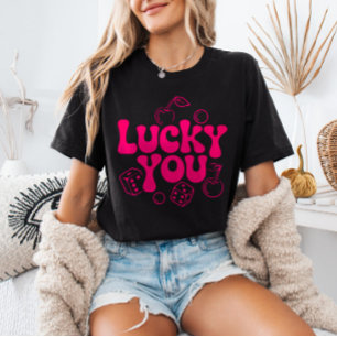 Camiseta Cerezas y Dados Rosados Calientes y2k Lucky You de
