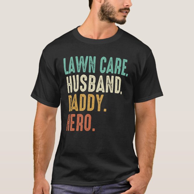 Camiseta Césped masculino labrando cuidado de hierba para l (Anverso)